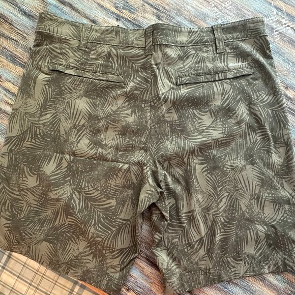 Eddie Bauer Travex Shorts Olive Green Leaf Pattern Size 38 - Picture 2 of 3